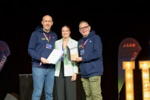 Auszeichnung für Engagement als Top Auszubildende, Lara Uepping erhält Urkunde