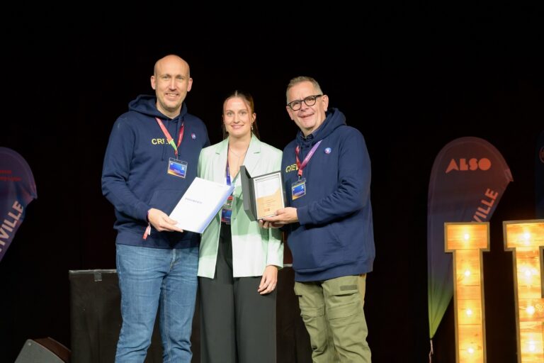 Auszeichnung für Engagement als Top Auszubildende, Lara Uepping erhält Urkunde